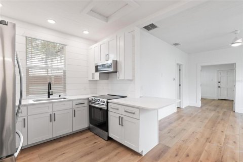 House in Tarpon Springs, Florida 2 bedrooms, 80.36 sq.m. № 2291772 - photo 8