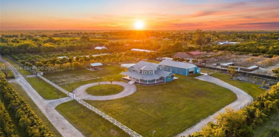 Casa en Homestead, Florida 3 dormitorios, 414.9 m2 № 2070828