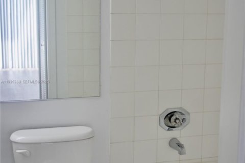 Apartment in North Bay Village, Florida 2 bedrooms, 95.69 sq.m. № 1994311 - photo 12