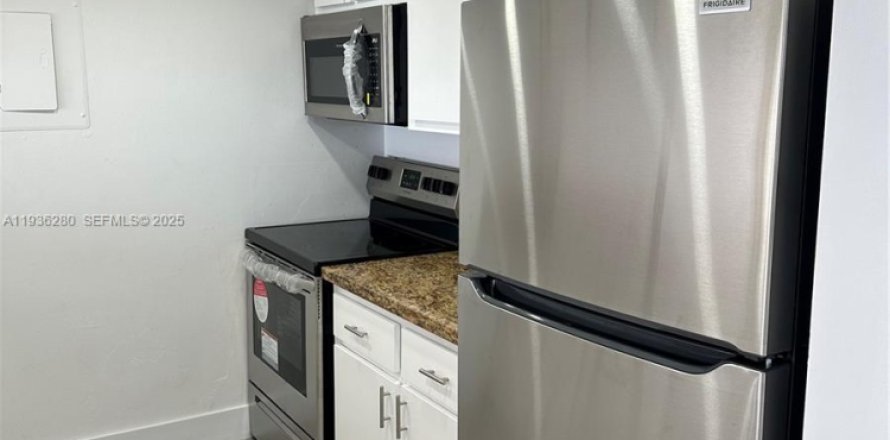 Apartment in North Bay Village, Florida 2 bedrooms, 95.69 sq.m. № 1994311