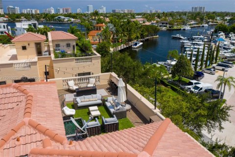 Townhouse in Pompano Beach, Florida 3 bedrooms, 286.32 sq.m. № 2249929
