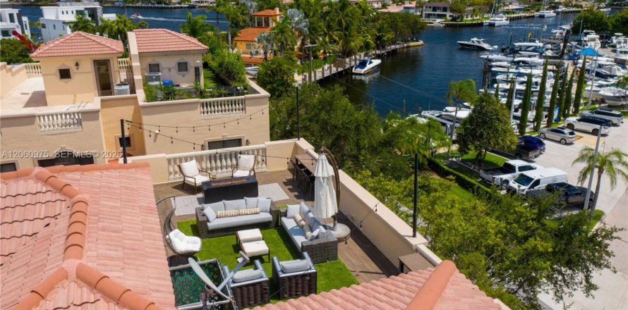 Townhouse in Pompano Beach, Florida 3 bedrooms, 286.32 sq.m. № 2249929