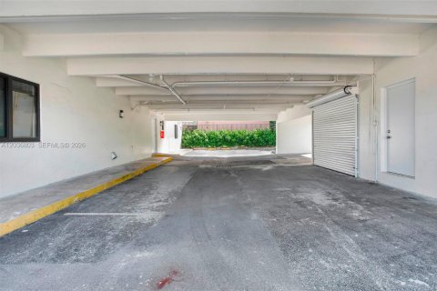 Снять в аренду квартиру в Дания-Бич, Флорида 1 спальня, 600.71м2, № 2085372 - фото 2