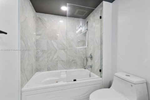 Copropriété à vendre à Miami, Floride: 2 chambres, 103.77 m2 № 1840851 - photo 20