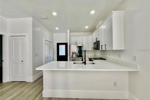 Casa en venta en Tampa, Florida, 4 dormitorios, 141.58 m2 № 2354736 - foto 5