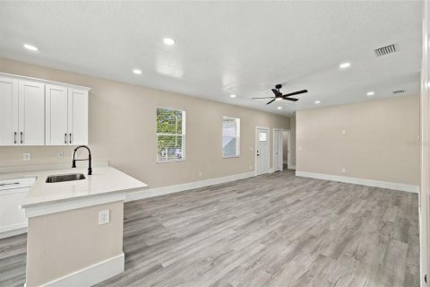 Casa en venta en Tampa, Florida, 4 dormitorios, 141.58 m2 № 2354736 - foto 18