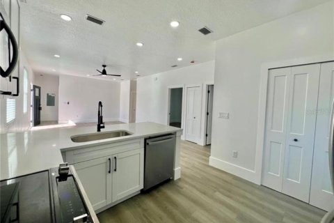 Casa en venta en Tampa, Florida, 4 dormitorios, 141.58 m2 № 2354736 - foto 6