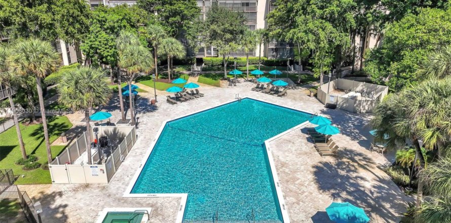 Кондоминиум с 2 спальнями в Холливуд, Флорида № 1965734