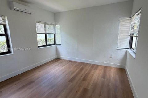 Villa ou maison à louer à Miami, Floride: 1 chambre, 51.1 m2 № 2386846 - photo 2