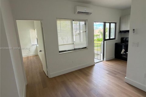 Villa ou maison à louer à Miami, Floride: 1 chambre, 51.1 m2 № 2386846 - photo 12
