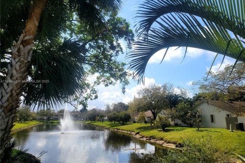 Villa ou maison à vendre à Oakland Park, Floride: 2 chambres, 91.32 m2 № 1844185 - photo 11