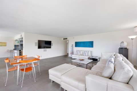 Condominio en venta en Lauderdale-by-the-Sea, Florida, 2 dormitorios, 176.51 m2 № 2193416 - foto 9