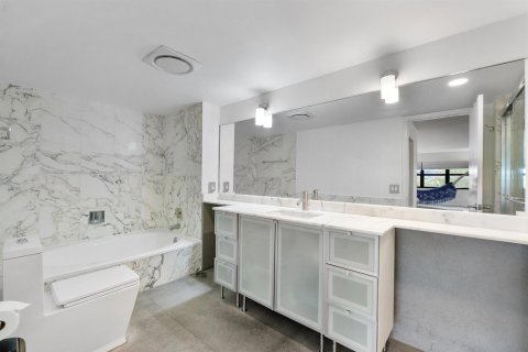 Condominio en venta en Lauderdale-by-the-Sea, Florida, 2 dormitorios, 176.51 m2 № 2193416 - foto 22