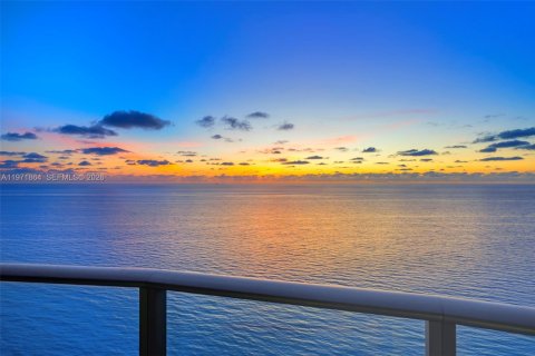 Condominio en venta en Sunny Isles Beach, Florida, 4 dormitorios, 463.77 m2 № 2032900 - foto 2