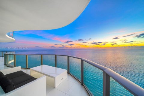 Condominio en Sunny Isles Beach, Florida, 4 dormitorios № 2032900