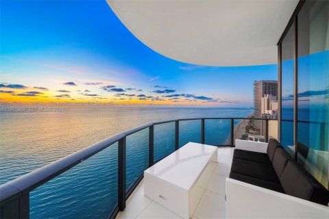 Condominio en venta en Sunny Isles Beach, Florida, 4 dormitorios, 463.77 m2 № 2032900 - foto 3