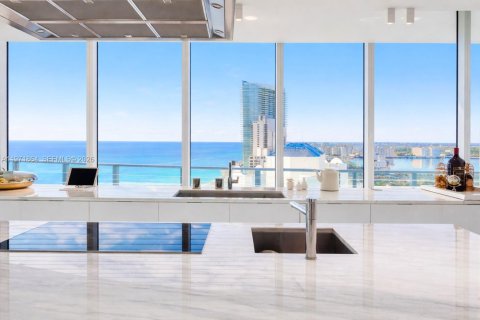 Condominio en venta en Sunny Isles Beach, Florida, 4 dormitorios, 463.77 m2 № 2032900 - foto 21