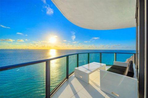 Condominio en venta en Sunny Isles Beach, Florida, 4 dormitorios, 463.77 m2 № 2032900 - foto 12