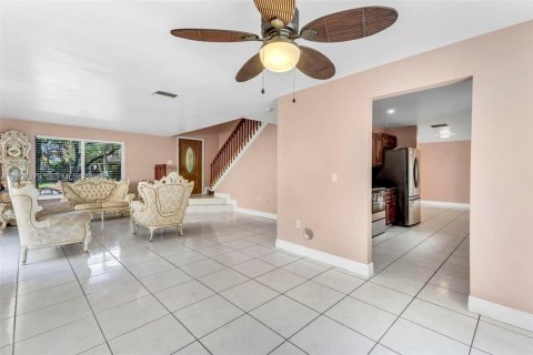 Villa ou maison à vendre à Pembroke Pines, Floride: 4 chambres, 196.4 m2 № 2182623 - photo 10