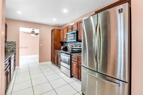 Villa ou maison à vendre à Pembroke Pines, Floride: 4 chambres, 196.4 m2 № 2182623 - photo 13