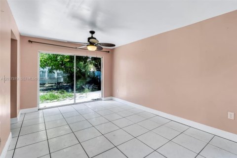 Villa ou maison à vendre à Pembroke Pines, Floride: 4 chambres, 196.4 m2 № 2182623 - photo 9