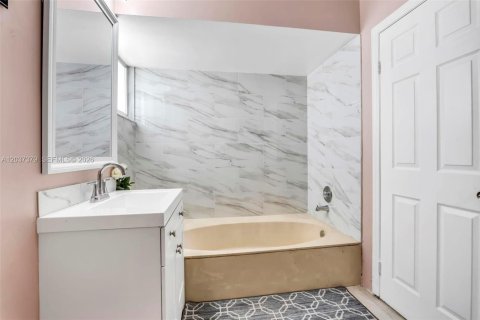 Villa ou maison à vendre à Pembroke Pines, Floride: 4 chambres, 196.4 m2 № 2182623 - photo 20