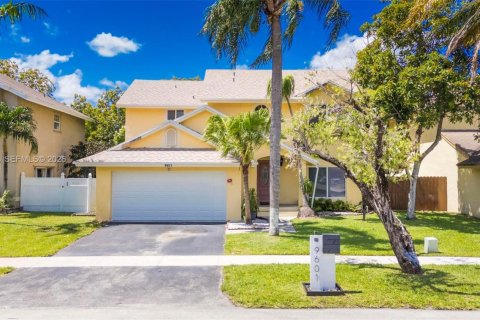 Villa ou maison à vendre à Pembroke Pines, Floride: 4 chambres, 196.4 m2 № 2182623 - photo 2