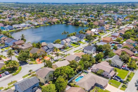 Villa ou maison à vendre à Pembroke Pines, Floride: 4 chambres, 196.4 m2 № 2182623 - photo 29