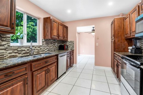 Villa ou maison à vendre à Pembroke Pines, Floride: 4 chambres, 196.4 m2 № 2182623 - photo 15