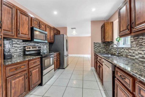 Villa ou maison à vendre à Pembroke Pines, Floride: 4 chambres, 196.4 m2 № 2182623 - photo 16