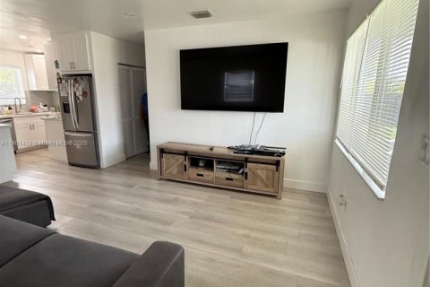 Купить виллу или дом в Майами-Гарденс, Флорида 3 спальни, 94.2м2, № 1958216 - фото 2