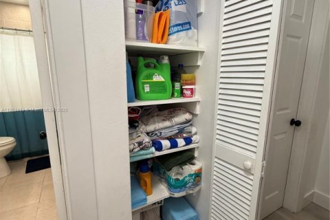 Купить виллу или дом в Майами-Гарденс, Флорида 3 спальни, 94.2м2, № 1958216 - фото 9