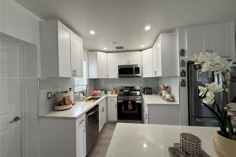 Купить виллу или дом в Майами-Гарденс, Флорида 3 спальни, 94.2м2, № 1958216 - фото 4