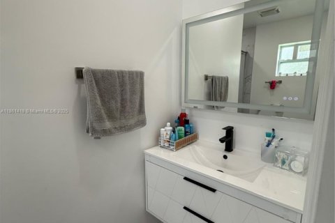 Купить виллу или дом в Майами-Гарденс, Флорида 3 спальни, 94.2м2, № 1958216 - фото 15