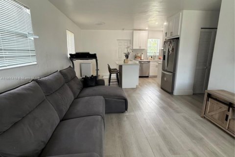 Купить виллу или дом в Майами-Гарденс, Флорида 3 спальни, 94.2м2, № 1958216 - фото 3