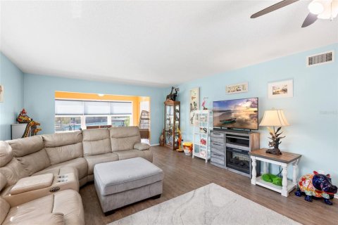 Condo in Clearwater, Florida, 2 bedrooms  № 2216139 - photo 8