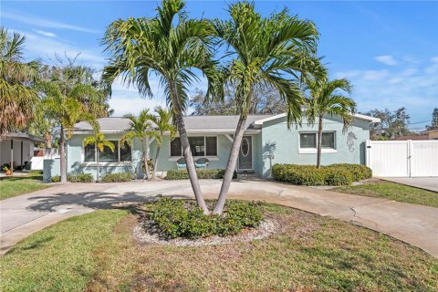 House in Saint Petersburg, Florida 3 bedrooms, 136.19 sq.m. № 1734777 - photo 2