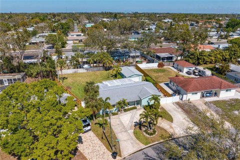House in Saint Petersburg, Florida 3 bedrooms, 136.19 sq.m. № 1734777 - photo 6