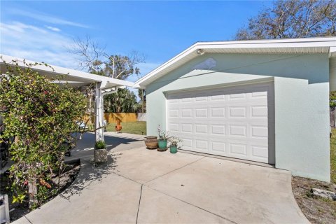 House in Saint Petersburg, Florida 3 bedrooms, 136.19 sq.m. № 1734777 - photo 25