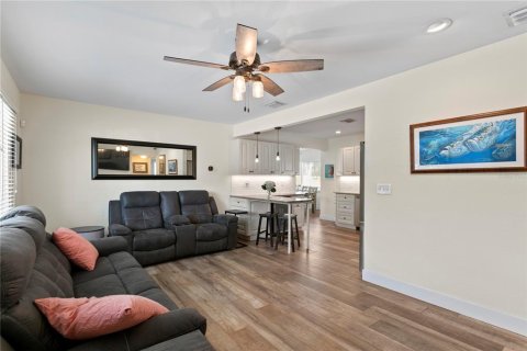 House in Saint Petersburg, Florida 3 bedrooms, 136.19 sq.m. № 1734777 - photo 9