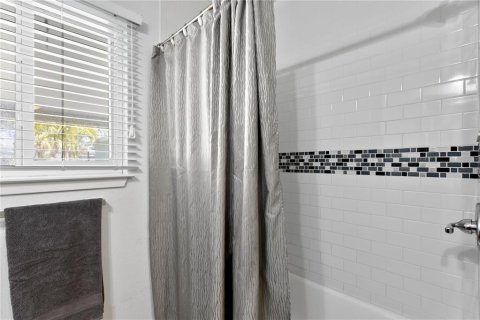 House in Saint Petersburg, Florida 3 bedrooms, 136.19 sq.m. № 1734777 - photo 20