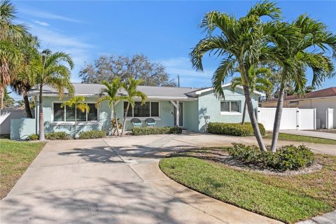 House in Saint Petersburg, Florida 3 bedrooms, 136.19 sq.m. № 1734777 - photo 1