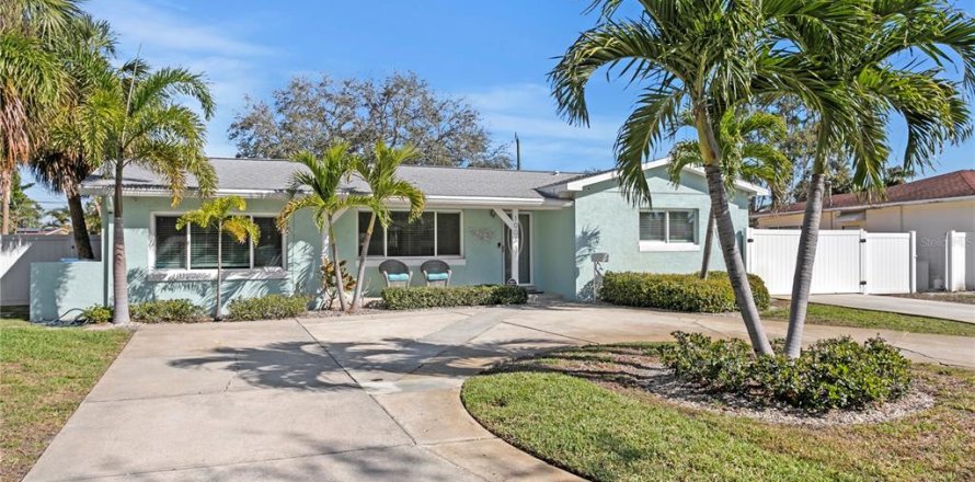 House in Saint Petersburg, Florida 3 bedrooms, 136.19 sq.m. № 1734777