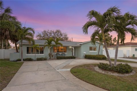 House in Saint Petersburg, Florida 3 bedrooms, 136.19 sq.m. № 1734777 - photo 4