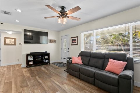 House in Saint Petersburg, Florida 3 bedrooms, 136.19 sq.m. № 1734777 - photo 7