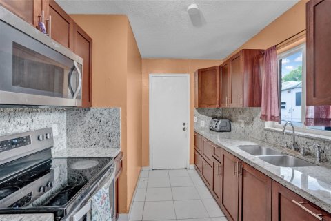 House in Homestead, Florida 4 bedrooms, 132.85 sq.m. № 1944199 - photo 11