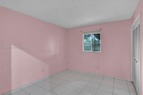 House in Homestead, Florida 4 bedrooms, 132.85 sq.m. № 1944199 - photo 16