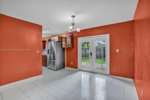 House in Homestead, Florida 4 bedrooms, 132.85 sq.m. № 1944199 - photo 9