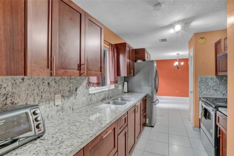 House in Homestead, Florida 4 bedrooms, 132.85 sq.m. № 1944199 - photo 12