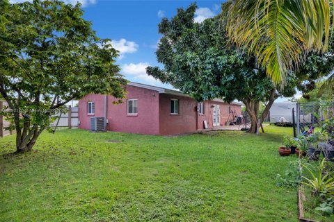 House in Homestead, Florida 4 bedrooms, 132.85 sq.m. № 1944199 - photo 21